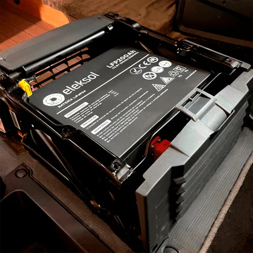 Bateria de Lítio Eleksol 12,8V 200Ah LFP200BTBA Debaixo do Assento